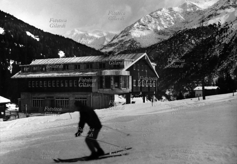 SANTA CATERINA VALFURVA (SO) - ski-chair station of the popular ski resort, at altitude m. 1737 sm, a fraction of the municipality spread by Valfurva. Postcard, photo circa 1960.