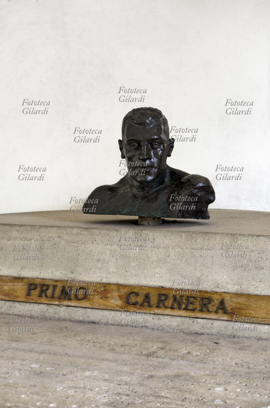 Primo CARNERA (25 ottobre 1906 - 29 giugno 1967) pugile, lottatore e attore italiano, naturalizzato statunitense nel 1953. Dopo un\