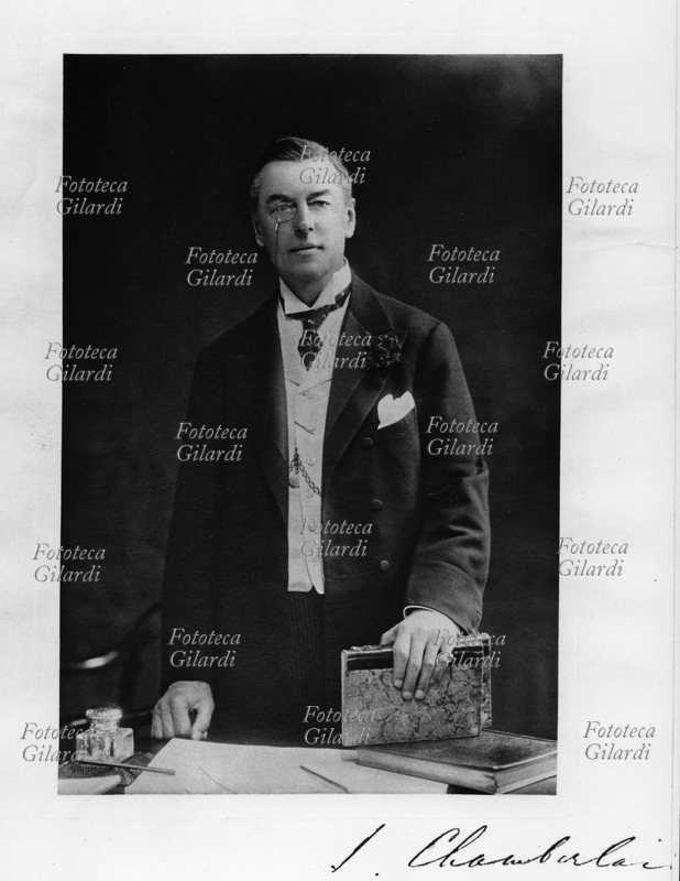 Joseph CHAMBERLAIN (1836-1914) politico britannico. Ritratto con autografo dal fondo \