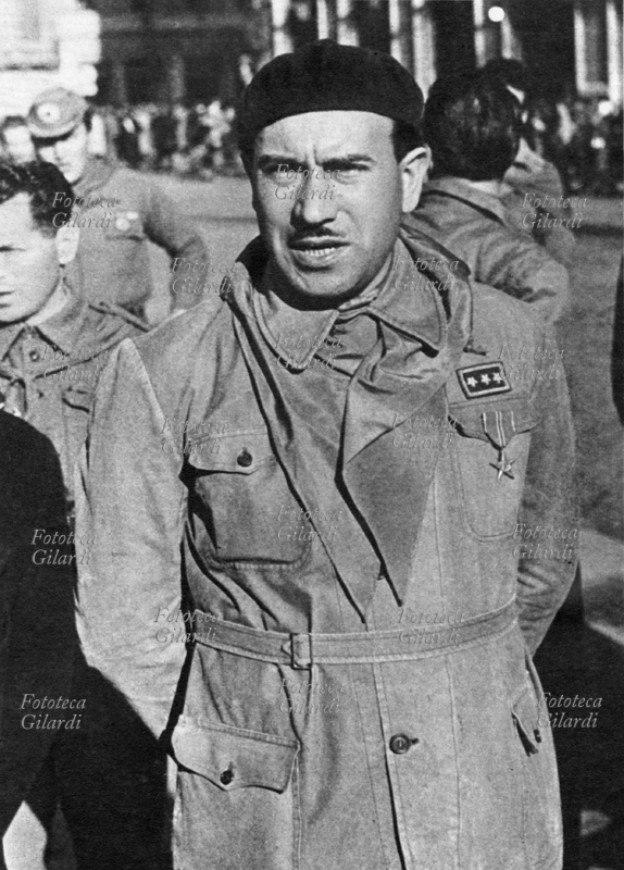 SECONDA GUERRA MONDIALE Walter Audisio (colonnello Valerio) capo partigiano, fu colui che dispose la fucilazione di Mussolini e Petacci, come da istruzioni ricevute dalle autorità mlitari, e che la eseguì materialmente. Italia 1945