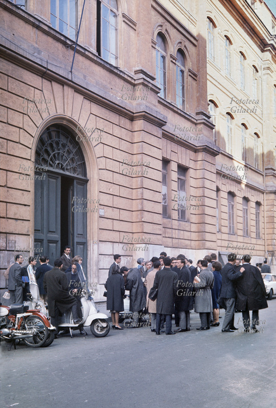 SCUOLA Studenti romani davanti ad un liceo con i loro moto-scooter Vespa e Lambretta. Roma, anni 1960 - 1965