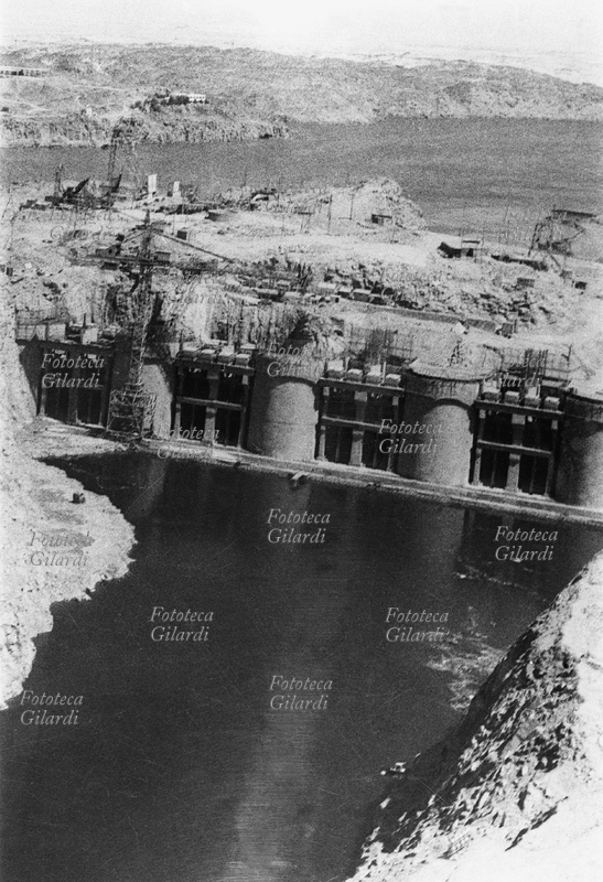 EGITTO Veduta dei lavori di costruzione della Diga Alta di Assuan, avviati nel 1960 per terminare il 21 luglio del 1970. Fotografia, Egitto, febbraio/maggio 1964
