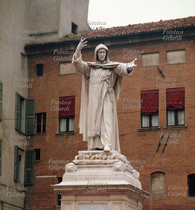 Girolamo SAVONAROLA (14521498) monumento dedicato al frate domenicano accusato di eresia dalla Repubblica Fiorentina, dai suoi concittadini ferrarresi. Il monumento, in marmo bianco fu inaugurato a Ferrara, in piazza Savonarola, nel 1875