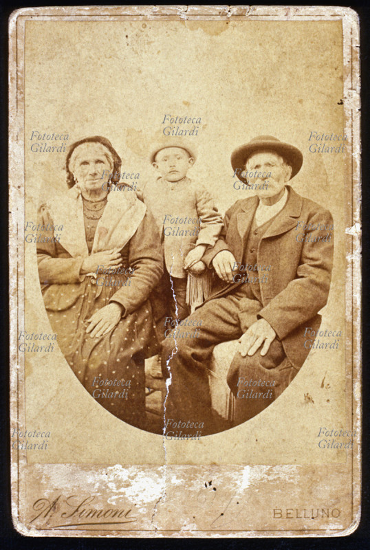 FAMIGLIA nonni contadini in posa con il nipotino: il fotografo l\