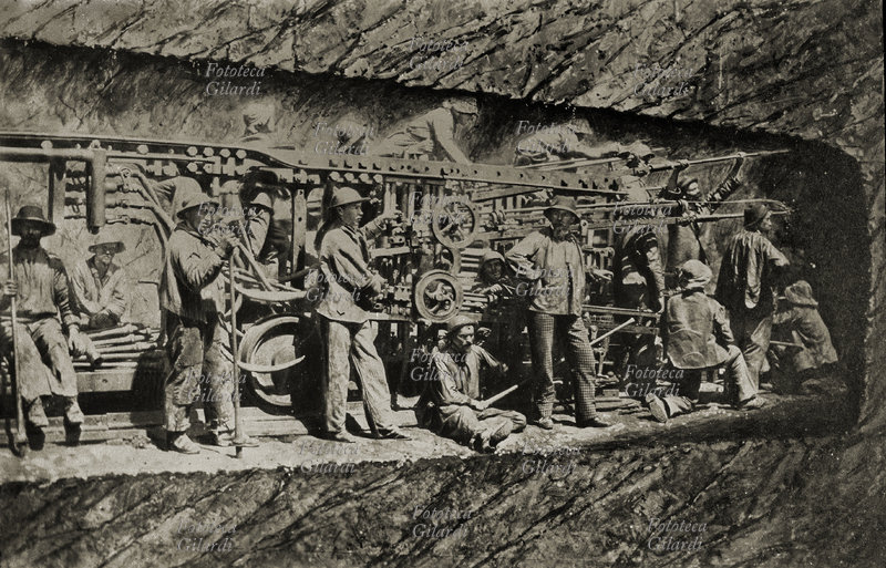 Traforo del FREJUS Raro fotomontaggio sui lavori per il traforo del Cenisio (Alpi Cozie). In azione la perforatrice automatica Sommeiller, costruita all\