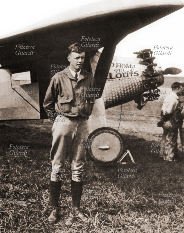 Charles Augustus LINDBERGH (1902-1974) ritratto in posa davanti al suo aereo \