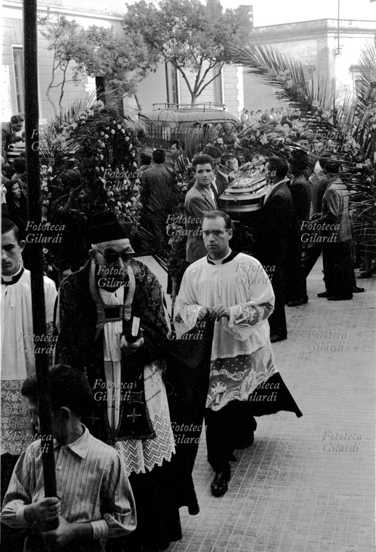 SAN DONACI I feretri delle vittime dell\