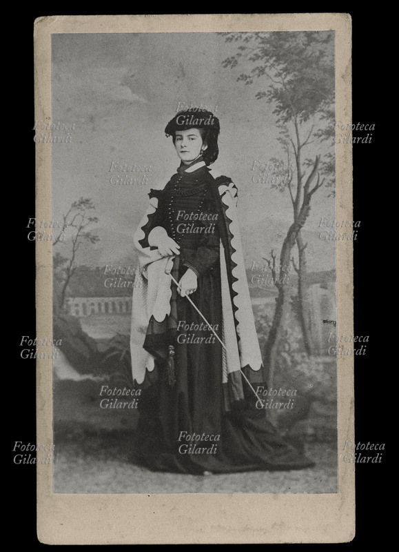 MARIA SOFIA di Wittelsbach (1841-1925) di Borbone, ritratto con mantellina. Regina delle Due Sicilie, figlia del duca Massimo di Wittelsbach, sposò nel 1859 Francesco II di Borbone. Dopo la caduta di Gaeta per opera di Garibaldi, si ritirò a Roma, poi in Francia, poi in Baviera. Italia 1861