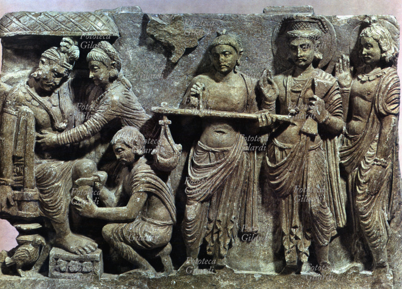 INDUISMO Un re sacrifica parte della propria carne per riscattare una colomba. Il dio Indra (con il fulmine nella mano sin.) mette alla prova la carità del re Sibi ed è accompagnato dal dio Brahma, in veste di giovane asceta brahmanico (estrema destra). Rilievo proveniente dal Gandhara, II secolo d.C.