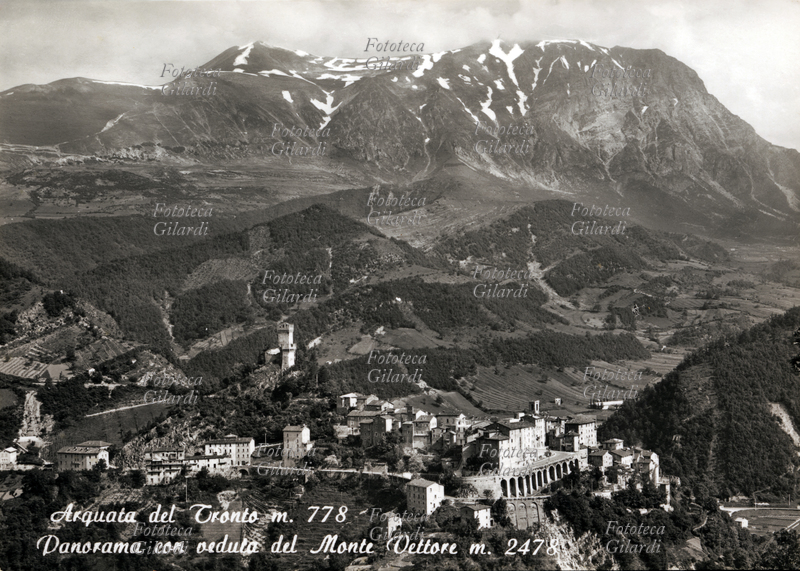 ARQUATA DEL TRONTO m. 778; panorama con veduta del Monte Vettore m. 2478. Cittadina del Piceno confinante con tre regioni (Lazio, Umbria e Abruzzo), il suo territorio è racchiuso fra due aree naturali: il Parco nazionale del Gran Sasso e Monti della Laga a sud, e il Parco nazionale dei Monti Sibillini a nord. Nota per la Rocca che domina l\