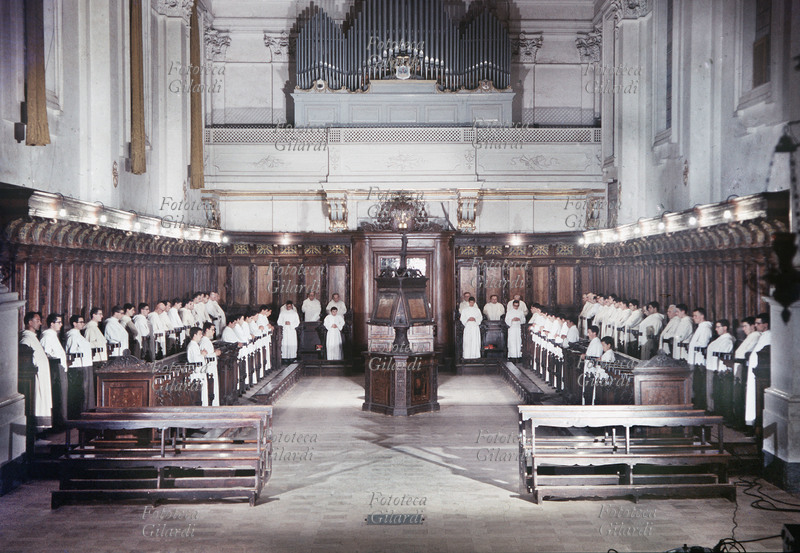 CHIESA Veduta fotografica del coro nella cattedrale di San Petronio a Ferrara. Durante la messa in latino il coro accompagnava la funzione religiosa. Il Concilio Vaticano II abolì il rito in latino sostituendolo con la messa in italiano. Altre innovazioni del rito italiano: il prete celebra la messa frontalmente ai fedeli; aboliti i canti gregoriani; assunzione della Comunione in piedi anzichè in ginocchio.