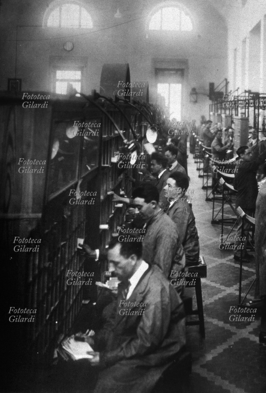 POSTA Lo smistamento della corrispondenza in un ufficio postale. Italia, 1925 circa