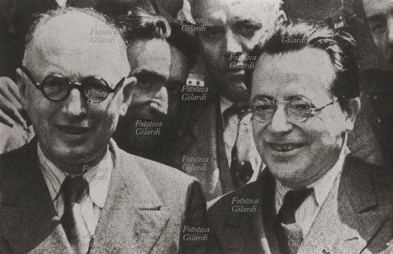 II GUERRA MONDIALE Incontro a Genova tra Pietro Nenni (1891-1980, segretario del Partito Socialista dal 1931 al 1945 e dal 1949 al 1963) e Palmiro Togliatti (1893-1964, segretario del Partito Comunista italiano dal 1923 al 1924, poi dal 1930 al 1934 e nuovamente dal 1938 al 1964) mentre compiono entrambi un giro nelle maggiori città del nord, appena liberate. Italia, maggio 1945