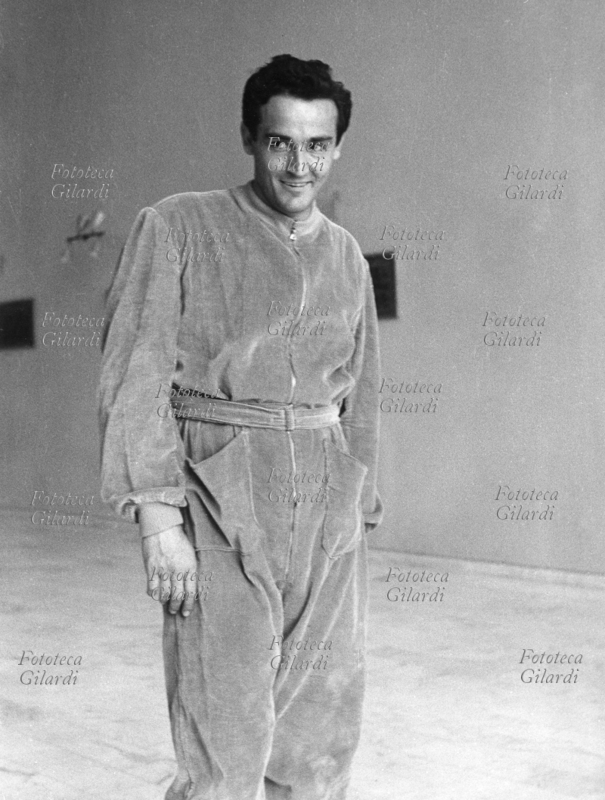 GESTI Vittorio Gassman (1º settembre 1922 – 29 giugno 2000) esegue l\