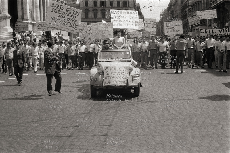 SCIOPERO corteo dei lavoratori statali in sciopero. Alla testa della manifestazione una automobile \