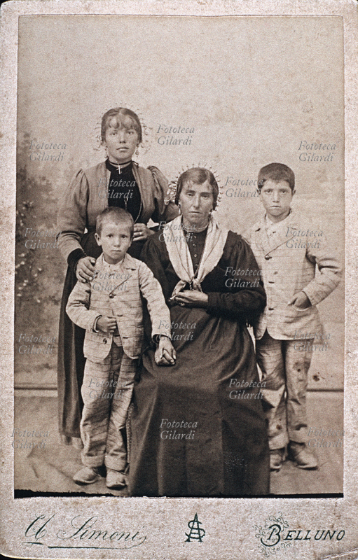 FAMIGLIA Madre con tre figli (due maschi/una femmina) La mamma e la figlia maggiore indossano l\