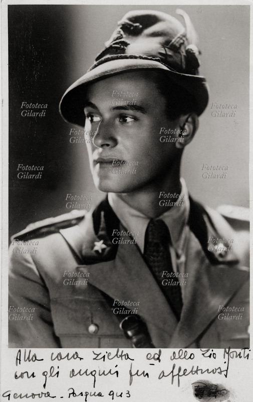 ALPINO Giovane soldato ritratto di tre quarti. Fotografia, Genova 1943