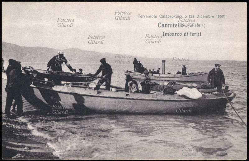 TERREMOTO Calabro-Siculo del 1908. Cannitello (Calabria), imbarco di feriti. Il terribile sisma di magnitudo 7,2 ha contato fra le 90.000 e le 120.000 vittime in tutta la zona colpita. Cartolina postale da una serie edita dalla Croce Rossa a sottoscrizione per i terremotati, sistema mediatico pionieristico per la raccolta dei fondi a favore delle vittime di catastrofe naturale, che nell\
