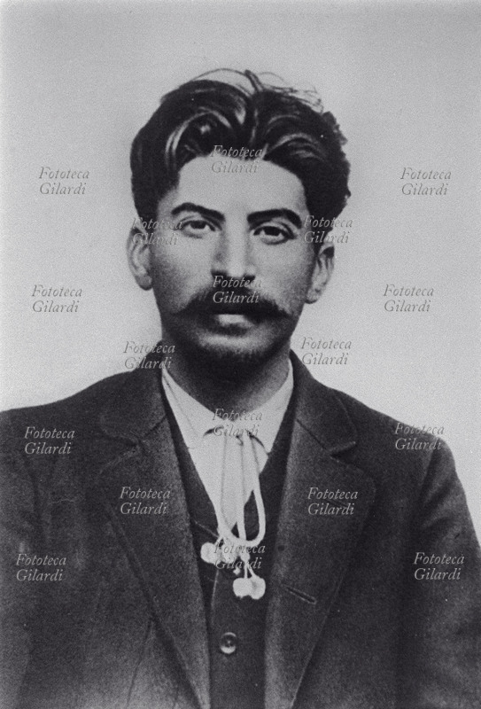 Iosif STALIN (18 dicembre 1878, 6 dicembre del calendario giuliano – 5 marzo 1953). Fotografia di identità del futuro segretario generale del PCUS in esilio in Siberia nel 1916.