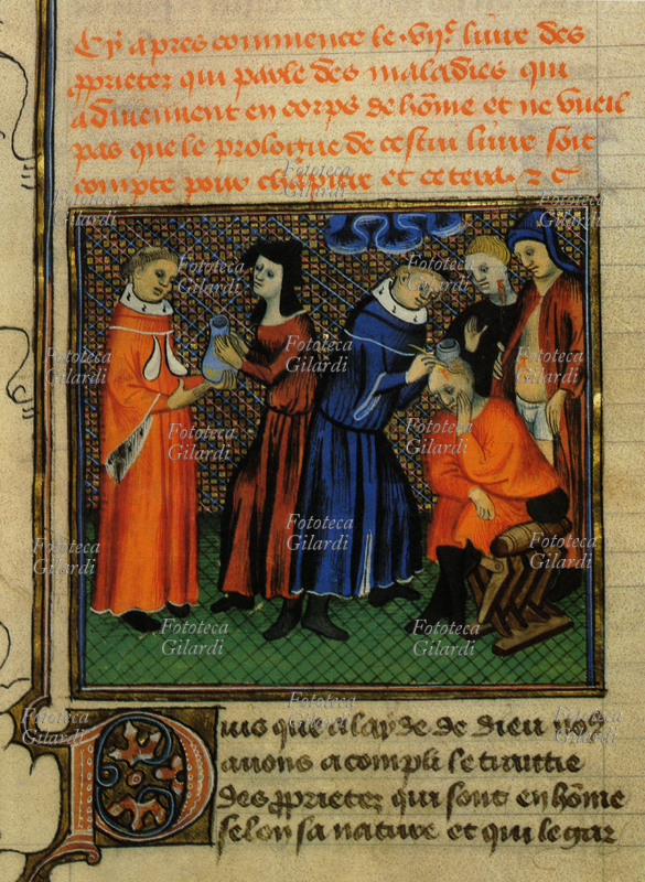 MEDICINA Ambulatorio medioevale: mentre un chirurgo cura un paziente ferito alla testa, e altri due feriti al volto e al ventre attendono il loro turno, sulla sinistra una donna dà le urine ad un secondo medico. Miniatura dal manoscritto del francescano e scrittore inglese Bartolomeo Anglico (1200 c.a. – 1272) \