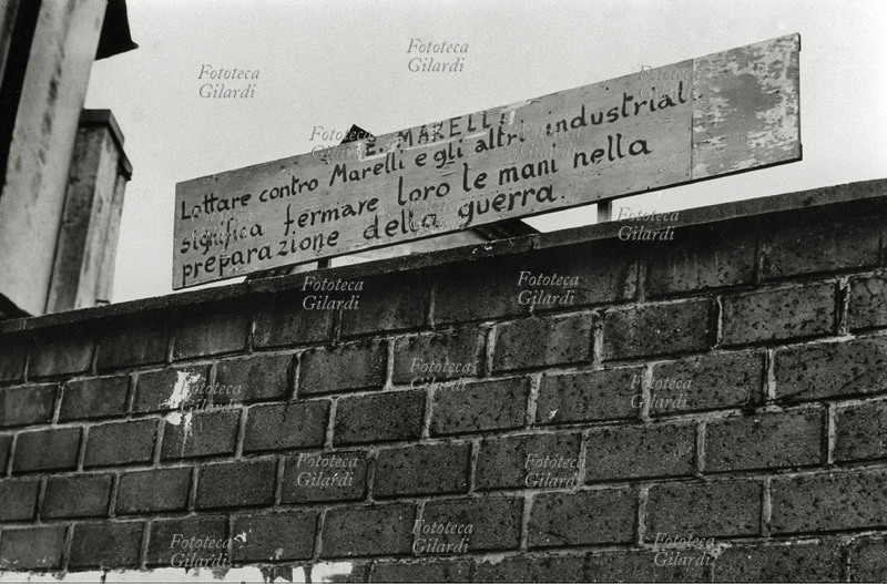 STORIA DEL MOVIMENTO OPERAIO Sesto San Giovanni, Milano: lotta antilicenziamento alla Marelli. Un cartello invita gli operai allo sciopero dicendo: \