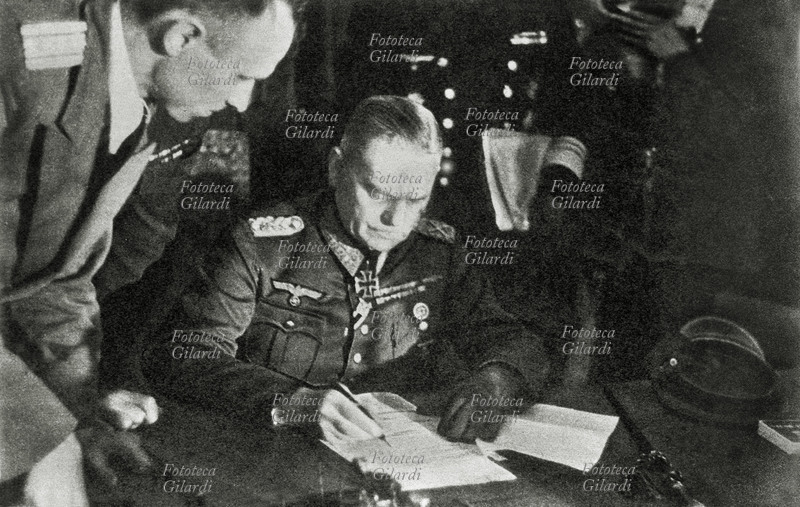 II GUERRA MONDIALE al quartier Generale del maresciallo Zukov i comandanti delle tre armate tedesche firmano la resa. Il momento della firma del Maresciallo Wilhelm Keitel capo di S.M della Wermacht. Germania, 8 maggio 1945