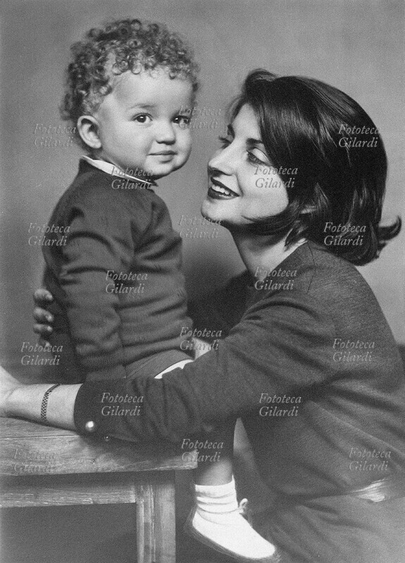 Adele CAMBRIA (12 luglio 1931 – 5 novembre 2015), giornalista, scrittrice e attrice italiana, protagonista della cultura italiana del secondo dopoguerra, intellettuale progressista, sostenitrice del movimento femminista, cofondatrice insieme a Dacia Maraini del Teatro La Maddalena di Roma, con il figlio Emilio(?) avuto con l\