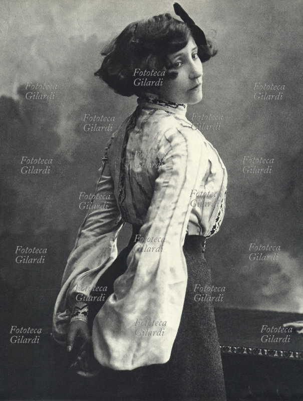 Sidonie Gabrielle COLETTE (28 gennaio 1873 – 3 agosto 1954), scrittrice, attrice e ballerina francese. Autrice e critica teatrale, giornalista e caporedattrice, sceneggiatrice e critica cinematografica, estetista e commerciante di cosmetici, ebbe tre mariti e un\