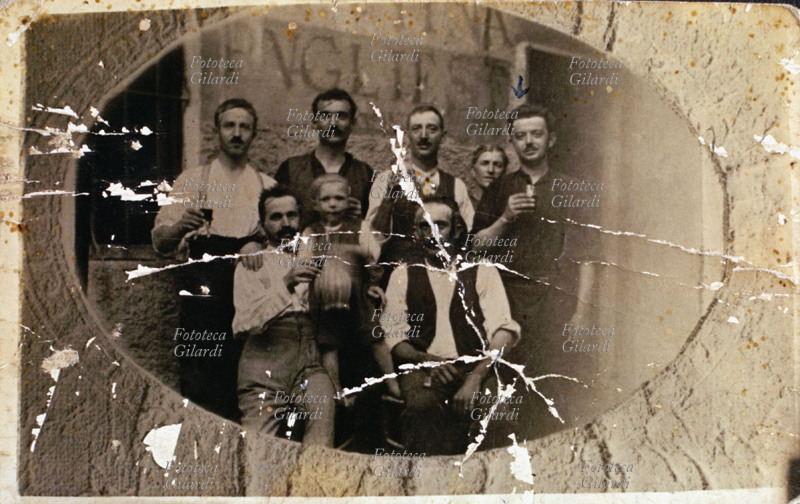 BRINDISI viticultori festeggiano una buona annata dinnanzi all\