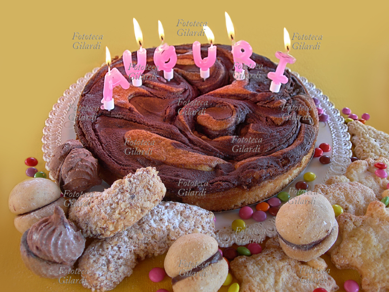 TORTA di compleanno. le candeline formano una simpatica scritta \