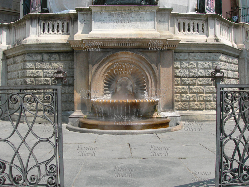 ACQUI TERME veduta di Piazza della Bollente in primo piano la fontana dellacqua sulfurea che raggiunge la temperatura di 75°. Tra il 1870 ed il 1880 un intervento dellamministrazione comunale trasformò radicalmente lantichissima area sorta intorno alla fonte omonima demolendo anche il Ghetto. Allingegnier Ceruti si deve ledicola-tempietto in stile eclettico, coperta da ponteggi per restauro al momento della ripresa, qui appena visibili nella parte superiore dell\