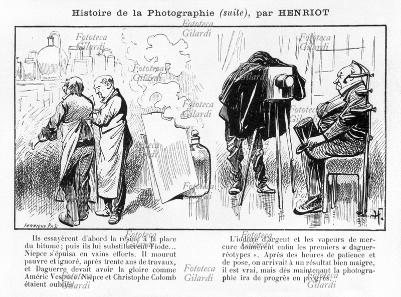 STORIA DELLA FOTOGRAFIA "Histoire de la Photographie" (2); storia caricaturale illustrata dallo scrittore, disegnatore e caricaturista francese Henriot (Henri Maigrot, 13 gennaio 1857 - 10 agosto 1933), e incisa da Philippe Fernique. "Scelsero dapprima la resina al posto del bitume; poi gli sostituirono lo iodio... Niepce si affaticò in vani sforzi. Morì povero e ignorato, dopo trent\