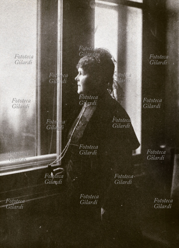 Elizabeth Foerster NIETZSCHE, sorella di Friedrich (1846-1935). Ritratto fotografico realizzato accanto ad una finestra. Germania 1900 circa