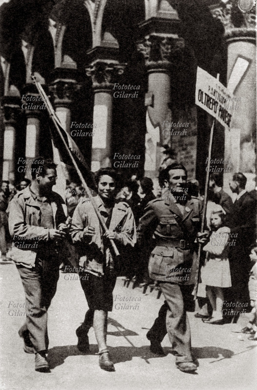 RESISTENZA Partigiani della delegazione Oltrepo pavese entrano in Piazza Duomo a Milano, 25 aprile 1945.