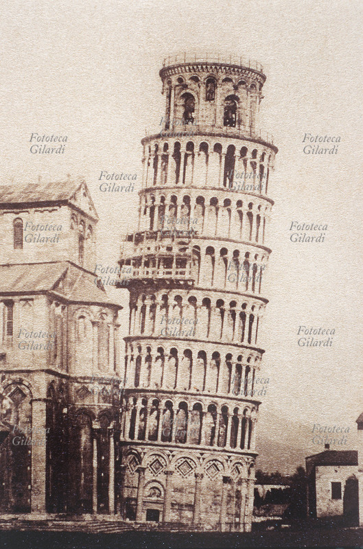 PISA la torre pendente con piccola impalcatura durante uno dei numerosi restauri. La Torre di Pisa è il campanile del Duomo. La costruzione iniziò nell\