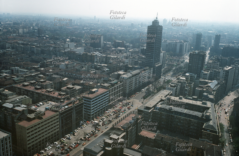 MILANO Veduta Panoramica di Milano con via Vittor Pisani, Piazza della Repubblica e la Torre Breda. Fotografia, Italia 1985 circa.