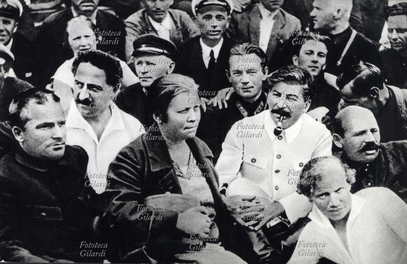 Josef V. STALIN (1878-1953) in una foto ufficiale con un gruppo di intimi fra cui la seconda moglie Nadezda Alliluyeva, Mikoian e altri famosi personaggi (Kirov è alla destra della Alliluyeva), URSS 1930