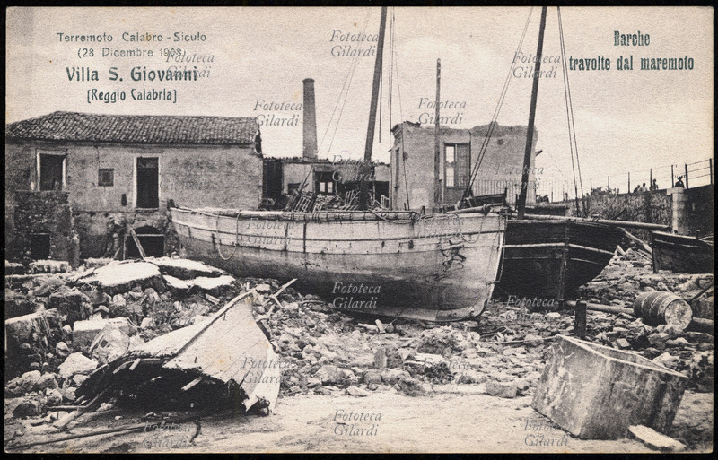 TERREMOTO Calabro-Siculo del 1908. Villa San Giovanni (Reggio Calabria), barche travolte dal maremoto. Il terribile sisma di magnitudo 7,2 ha contato fra le 90.000 e le 120.000 vittime in tutta la zona colpita. Cartolina postale da una serie edita dalla Croce Rossa a sottoscrizione per i terremotati, sistema mediatico pionieristico per la raccolta dei fondi a favore delle vittime di catastrofe naturale, che nell\