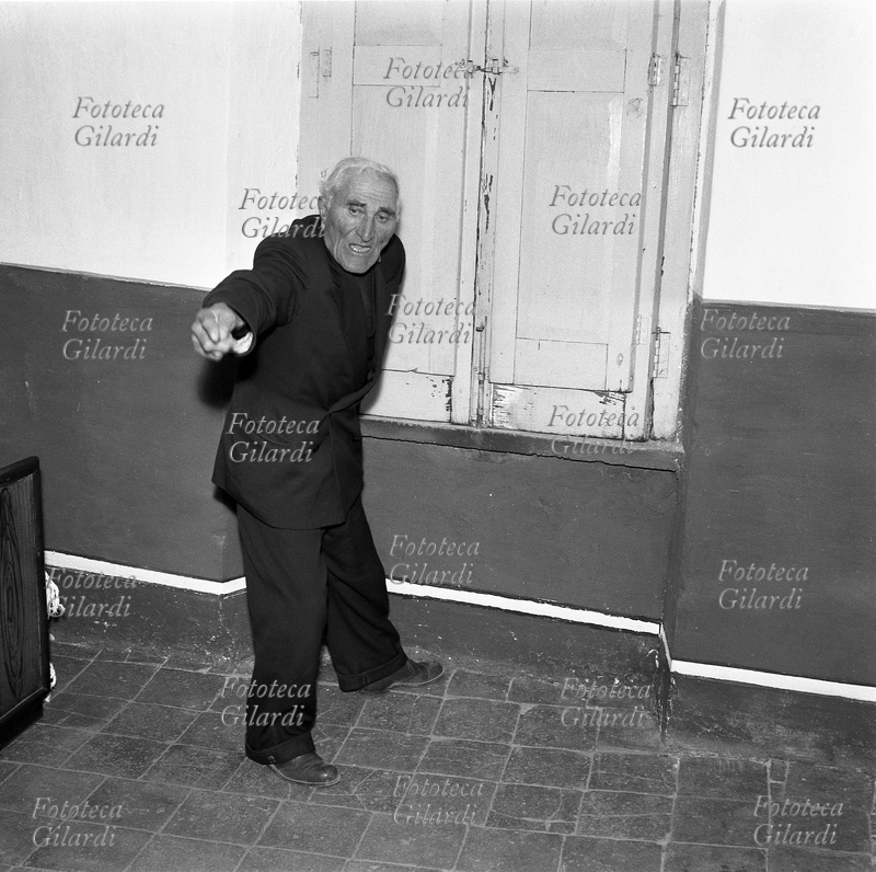 CASTELSARACENO (PZ) uomo anziano procede alla narrazione di un episodio di \