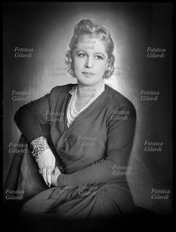 Giuseppina CRESPI, nata Giuseppina Fossati Bellani, vedova Figari, moglie di Aldo Crespi (1885-1976) industriale e comproprietario del Corriere della Sera. Ritratto fotografico di Ghitta Carell (20 settembre 1899 – 18 gennaio 1972), fotografa ufficiale dei reali d\