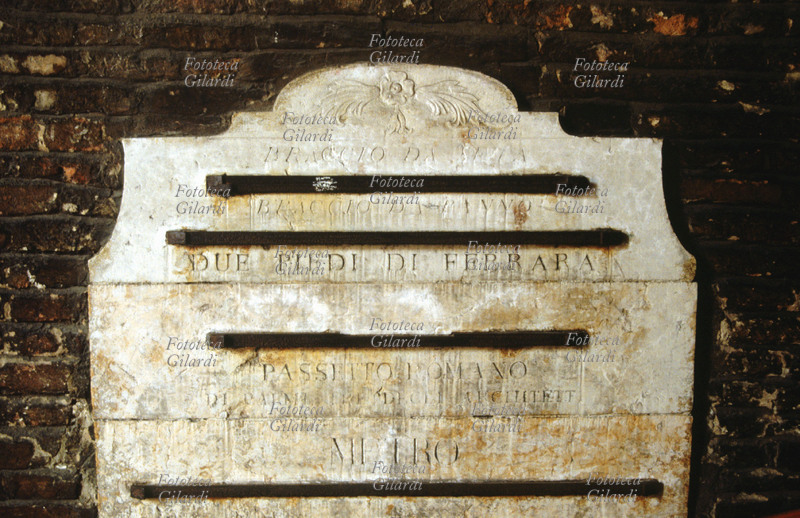 MISURA Lapide infissa nel muro d\