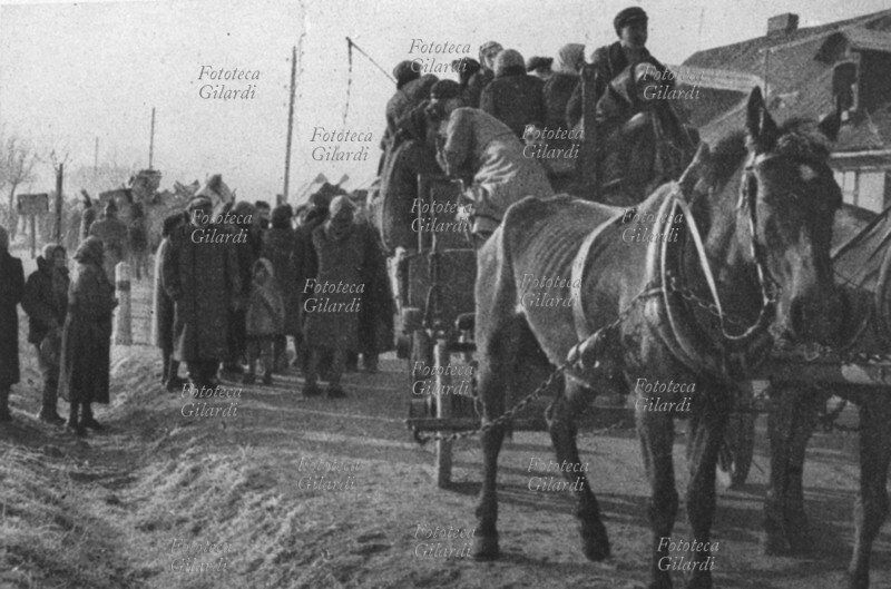 ANTISEMITISMO partenza di ebrei dal ghetto di Modrzejow, su carri trainati da cavalli, verso i campi di concentramento e di sterminio. Polonia (?), 1939-41.