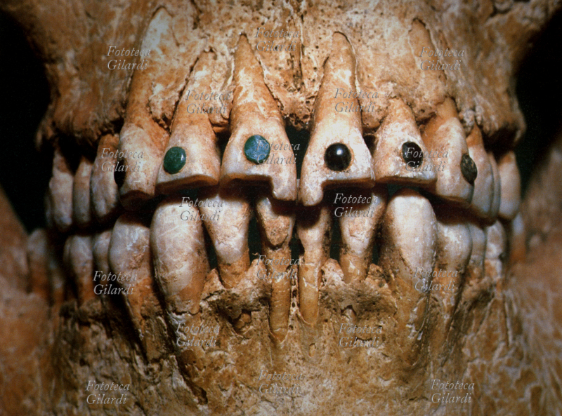 DENTI Gemme preziose incastonate nei denti, dettaglio di teschio Maya del IX secolo a. C.