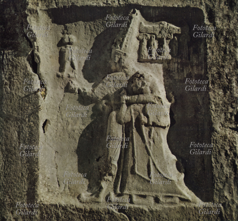 ITTITI Bassorilievo raffigurante il giovane dio Sharma mentre stringe a sé il sovrano Tudhaliyas IV in un abbraccio protettivo. Dal recinto sacro di Yazilikaya vicino a Boghazkoy (altipiano centrale dell\