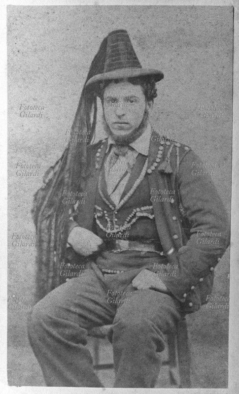 BRIGANTAGGIO Ritratto di Gabriele Donato, brigante del re, appartenente alla banda di Pasquale Perrelli di Tiriolo (Catanzaro). È una delle prime fotografie segnaletiche della storia (vedi retro codice 5381). Italia, 1861.