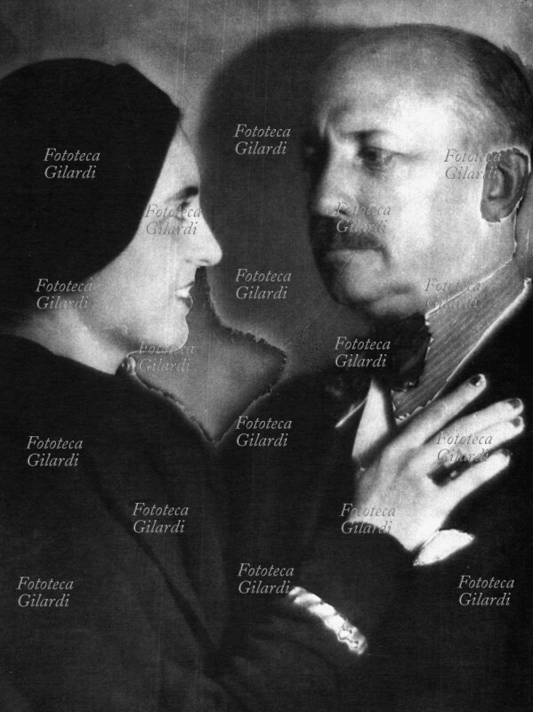 Filippo Tommaso MARINETTI (22 dicembre 1876 – 2 dicembre 1944), poeta, scrittore e drammaturgo italiano, fondatore del movimento futurista, ritratto con Benedetta CAPPA (14 agosto 1897 – 15 maggio 1977), pittrice, scenografa e scrittrice italiana, anch\