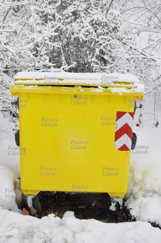 RACCOLTA DIFFERENZIATA anche sotto la neve - cassonetto giallo per la raccolta differenziata della plastica PET. Fotografia di Patrizia Piccini, Ponzone (AL) febbraio 2010