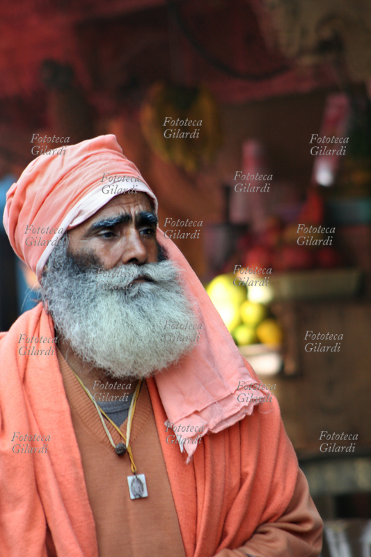 INDIA Pushkar: sadhu (santone) durante la Fiera dei cammelli, che si svolge a Pushkar (Rajasthan) nel plenilunio di novembre. Il sadhu (dal sanscrito «uomo di bene, sant\