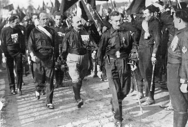 FASCISMO 24 ottobre 1922 - Convegno di Napoli: Mussolini passa in rassegna le camicie nere. Nella foto, da sinistra: Terruzzi (notare le ghette), Mussolini, Cesare Maria de Vecchi e Bianchi (il primo segretario dei Fasci di Combattimento).