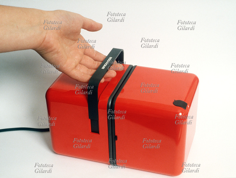 RADIO Apparecchio radiofonico portatile dal design innovativo, realizzato per la produzione Brionvega 1964 dagli architetti Marco Zanuso (14 maggio 1916 – 11 luglio 2001) e Richard Sapper (30 maggio 1932 – 31 dicembre 2015); lo stile minimalista ha permesso che non passasse di moda nei decenni, mantenendosi quasi inalterato nell\